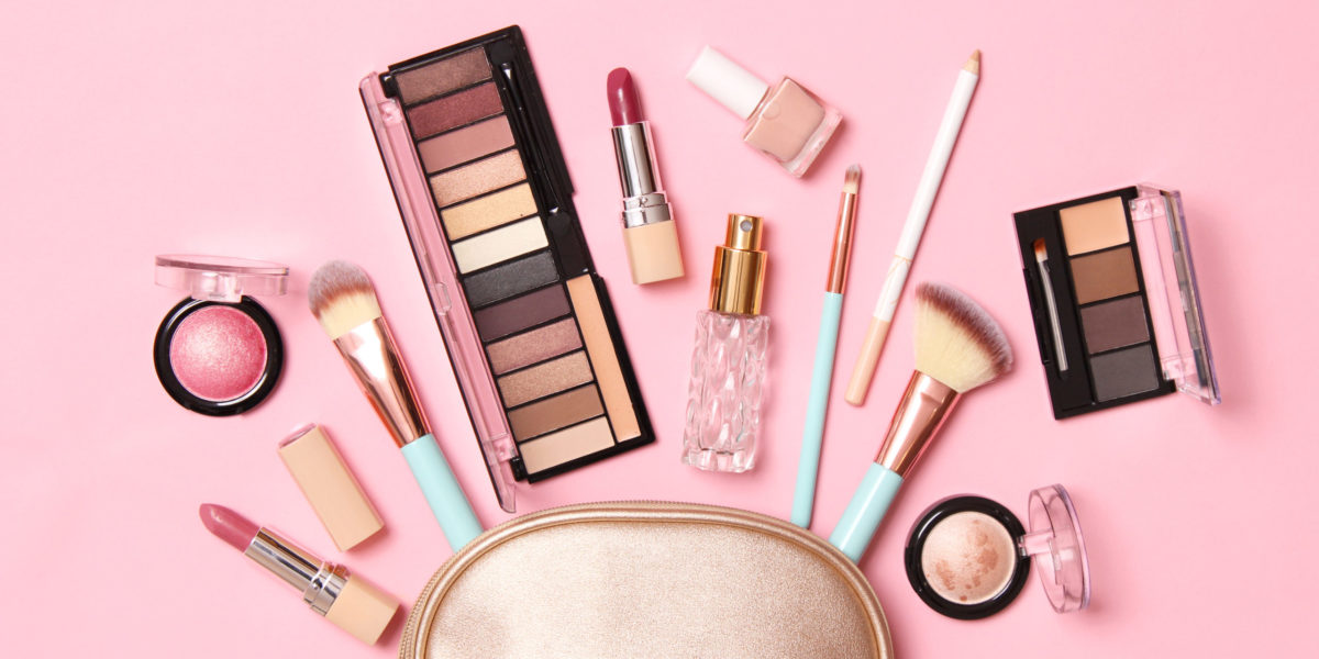 A makeup bag set against a pink background is what Jaya Travel & Tours sues to demonstrate the best ways of traveling with makeup and reducing broken makeup.